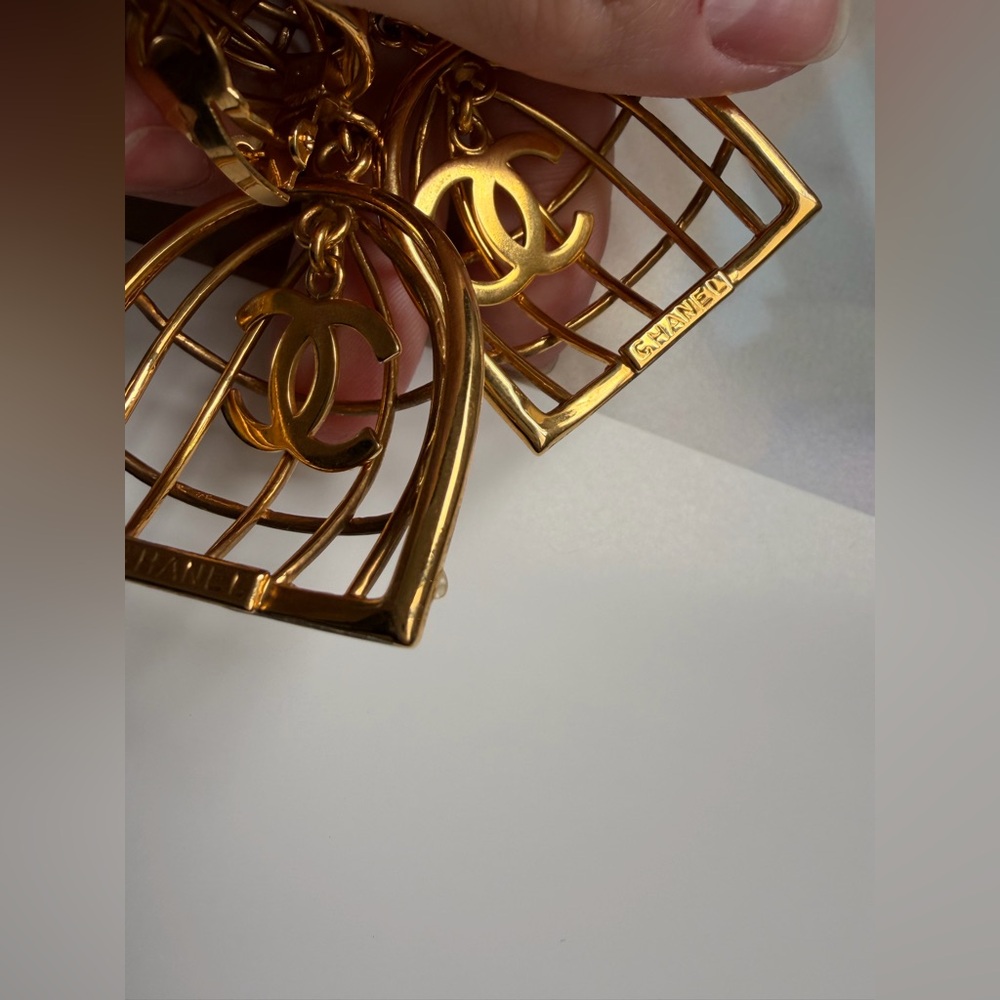 24K gold plated CHANEL vintage caged CC clip on earrings 1993, Rihanna - Picture 11 of 14